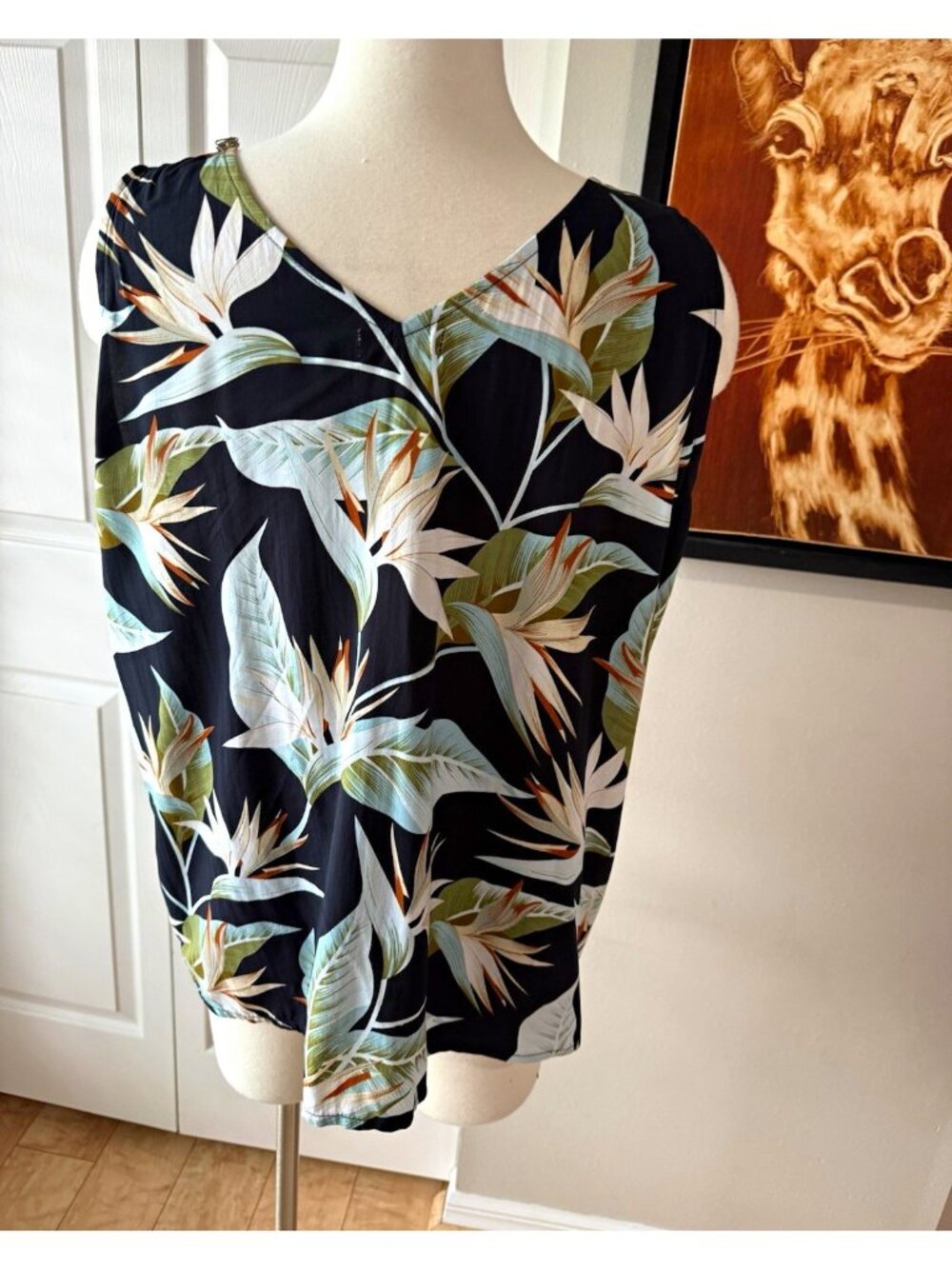 Pineapples Women's XL Black Floral V-Neck Sleeveless Wide Strap Tank Top